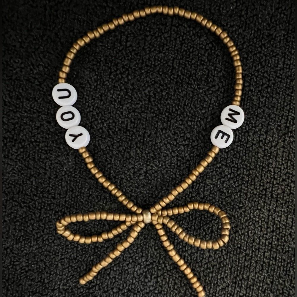 Taylor Swift invisible string friendship bracelet